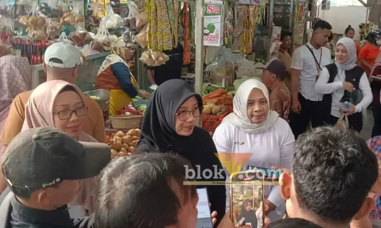 Bupati Ipuk Fiestiandani saat sosialisasi bebas pungutan retribusi pasar berlaku tiap akhir pekan (Sabtu dan Minggu), di Pasar Srono, Minggu (3/5/2026) (foto: Blok-a.com/Kuryanto)