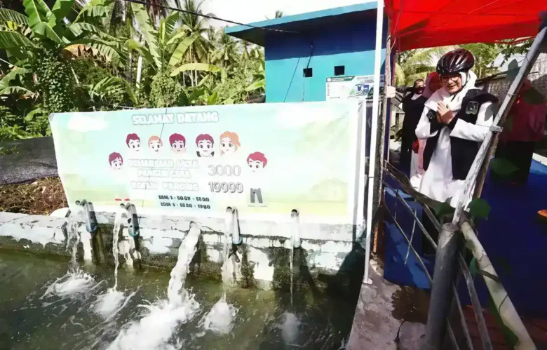 Bupati Ipuk saat hadiri peresmian rumah pompa di areal persawahan Poktan Kejibeling, Desa Kaotan, Kecamatan Blimbingsari (foto: ist)