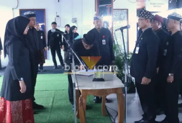 Bupati Ipuk saat melantik 52 Pejabat dan 3 Kepala Dinas Baru, di Area Pasar Rogojampi, Senin (18/5/2026) (foto: Blok-a.com/Kuryanto)
