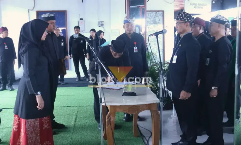 Bupati Ipuk saat melantik 52 Pejabat dan 3 Kepala Dinas Baru, di Area Pasar Rogojampi, Senin (18/5/2026) (foto: Blok-a.com/Kuryanto)