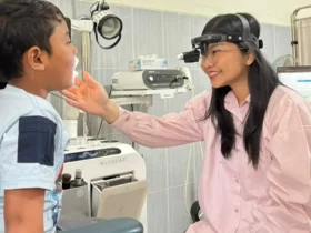 Dokter spesialis Telinga Hidung Tenggorokan Bedah Kepala Leher, RSUD Genteng, dr. Idama Asido Rohana Simanjuntak, Sp.T.H.T.B.K.L, saat melakukan pemeriksaan pada pasien, Senin (11/5/2026) (foto: dok Humas RSUD)