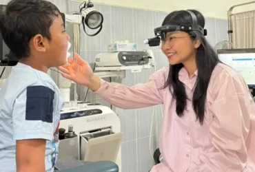 Dokter spesialis Telinga Hidung Tenggorokan Bedah Kepala Leher, RSUD Genteng, dr. Idama Asido Rohana Simanjuntak, Sp.T.H.T.B.K.L, saat melakukan pemeriksaan pada pasien, Senin (11/5/2026) (foto: dok Humas RSUD)