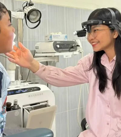 Dokter spesialis Telinga Hidung Tenggorokan Bedah Kepala Leher, RSUD Genteng, dr. Idama Asido Rohana Simanjuntak, Sp.T.H.T.B.K.L, saat melakukan pemeriksaan pada pasien, Senin (11/5/2026) (foto: dok Humas RSUD)
