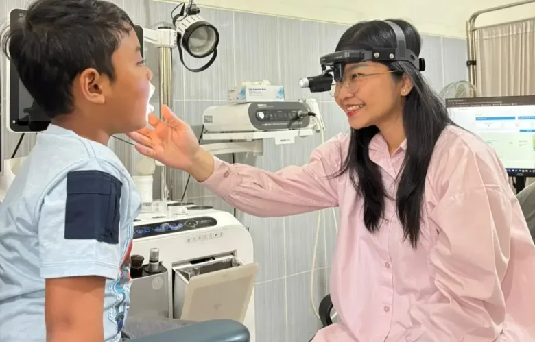 Dokter spesialis Telinga Hidung Tenggorokan Bedah Kepala Leher, RSUD Genteng, dr. Idama Asido Rohana Simanjuntak, Sp.T.H.T.B.K.L, saat melakukan pemeriksaan pada pasien, Senin (11/5/2026) (foto: dok Humas RSUD)