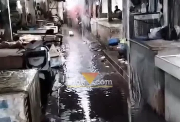 Kondisi Pasar Daerah Genteng II saat diguyur hujan, Selasa (26/5/2026) (foto: Blok-a.com/Kuryanto)