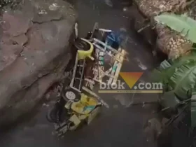 Caption : Kondisi truk bermuatan semangka yang terjatuh di sungai berkedalaman sekitar 10 meter di Glenmore, Banyuwangi, Rabu (13/5/2026) (foto: Blok-a.com/Kuryanto)