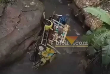 Caption : Kondisi truk bermuatan semangka yang terjatuh di sungai berkedalaman sekitar 10 meter di Glenmore, Banyuwangi, Rabu (13/5/2026) (foto: Blok-a.com/Kuryanto)