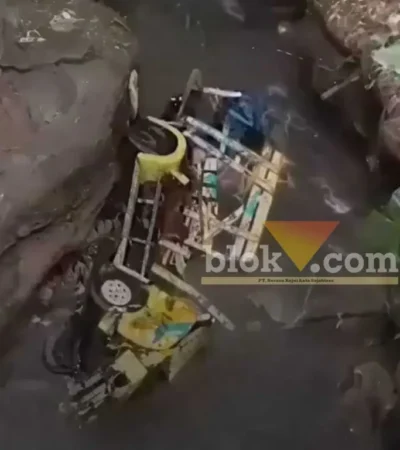 Caption : Kondisi truk bermuatan semangka yang terjatuh di sungai berkedalaman sekitar 10 meter di Glenmore, Banyuwangi, Rabu (13/5/2026) (foto: Blok-a.com/Kuryanto)