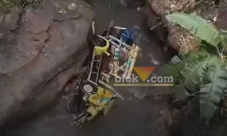 Caption : Kondisi truk bermuatan semangka yang terjatuh di sungai berkedalaman sekitar 10 meter di Glenmore, Banyuwangi, Rabu (13/5/2026) (foto: Blok-a.com/Kuryanto)