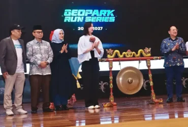 Menteri Pariwisata Widiyanti Putri Wardhana saat meluncurkan Geopark Run Series 2026/2027 yang dihadiri langsung Bupati Banyuwangi Ipuk Festiandani di Jakarta, Jumat (22/5/2026)(foto: istimewa)