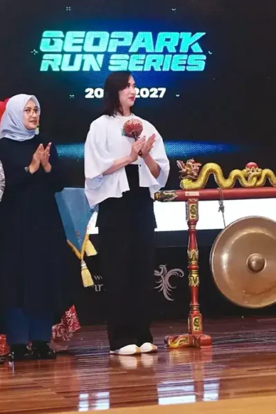 Menteri Pariwisata Widiyanti Putri Wardhana saat meluncurkan Geopark Run Series 2026/2027 yang dihadiri langsung Bupati Banyuwangi Ipuk Festiandani di Jakarta, Jumat (22/5/2026)(foto: istimewa)