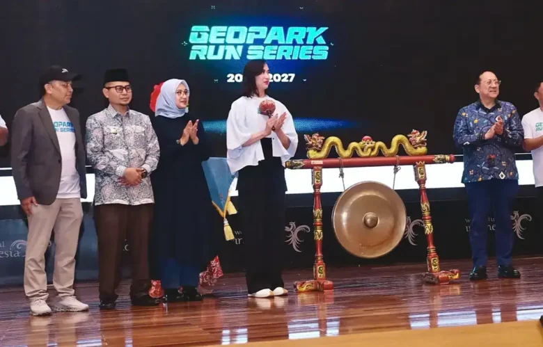 Menteri Pariwisata Widiyanti Putri Wardhana saat meluncurkan Geopark Run Series 2026/2027 yang dihadiri langsung Bupati Banyuwangi Ipuk Festiandani di Jakarta, Jumat (22/5/2026)(foto: istimewa)