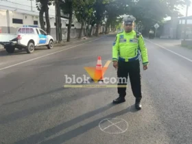 Piket lantas saat tunjukan lokasi kejadian lakalantas bus kontra motor yang terjadi di Jalan Raya Banyuwangi- Situbondo, yang mengakibatkan satu pengendara tewas saat jalani perawatan di rumah sakit, Jum'at (8/5/2026) (foto: Blok-a.com/Kuryanto)