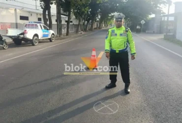 Piket lantas saat tunjukan lokasi kejadian lakalantas bus kontra motor yang terjadi di Jalan Raya Banyuwangi- Situbondo, yang mengakibatkan satu pengendara tewas saat jalani perawatan di rumah sakit, Jum'at (8/5/2026) (foto: Blok-a.com/Kuryanto)