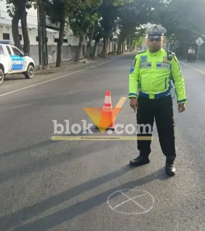 Piket lantas saat tunjukan lokasi kejadian lakalantas bus kontra motor yang terjadi di Jalan Raya Banyuwangi- Situbondo, yang mengakibatkan satu pengendara tewas saat jalani perawatan di rumah sakit, Jum'at (8/5/2026) (foto: Blok-a.com/Kuryanto)