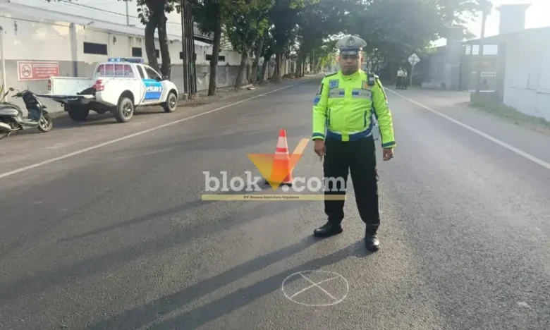 Piket lantas saat tunjukan lokasi kejadian lakalantas bus kontra motor yang terjadi di Jalan Raya Banyuwangi- Situbondo, yang mengakibatkan satu pengendara tewas saat jalani perawatan di rumah sakit, Jum'at (8/5/2026) (foto: Blok-a.com/Kuryanto)