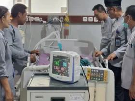 Plt. Direktur RSUD Genteng, dr. Sugio dan Tim MPP saat monitoring kondisi pasien di ruang ICU, Sabtu (23/5/2026) (foto: dok Humas RSUD)
