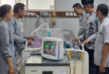 Plt. Direktur RSUD Genteng, dr. Sugio dan Tim MPP saat monitoring kondisi pasien di ruang ICU, Sabtu (23/5/2026) (foto: dok Humas RSUD)