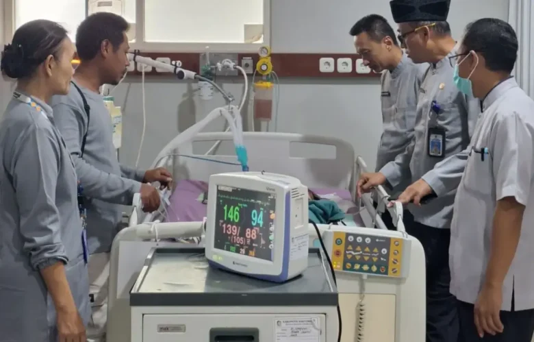 Plt. Direktur RSUD Genteng, dr. Sugio dan Tim MPP saat monitoring kondisi pasien di ruang ICU, Sabtu (23/5/2026) (foto: dok Humas RSUD)