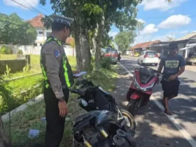 Polisi saat lakukan olah TKP insiden lakalantas beruntun yang melibatkan dua mobil dan satu motor yang terjadi di Jalan Raya Cluring, Banyuwangi, Minggu (24/5/2026)(dok Satlantas Banyuwangi)