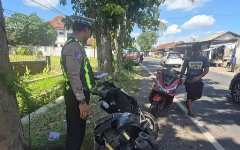 Polisi saat lakukan olah TKP insiden lakalantas beruntun yang melibatkan dua mobil dan satu motor yang terjadi di Jalan Raya Cluring, Banyuwangi, Minggu (24/5/2026)(dok Satlantas Banyuwangi)
