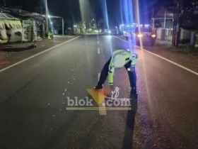 Polisi saat lakukan olah TKP lakalantas antara dua motor, di Jalan Raya Banyuwangi-Situbondo, yang mengakibatkan salah seorang korban tewas ditempat, satu lainya luka berat, Jum'at (1/5/2026)(foto: Blok-a.com/Kuryanto)