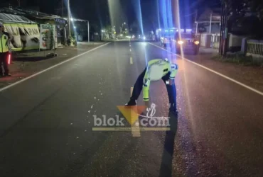Polisi saat lakukan olah TKP lakalantas antara dua motor, di Jalan Raya Banyuwangi-Situbondo, yang mengakibatkan salah seorang korban tewas ditempat, satu lainya luka berat, Jum'at (1/5/2026)(foto: Blok-a.com/Kuryanto)