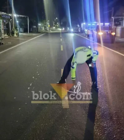 Polisi saat lakukan olah TKP lakalantas antara dua motor, di Jalan Raya Banyuwangi-Situbondo, yang mengakibatkan salah seorang korban tewas ditempat, satu lainya luka berat, Jum'at (1/5/2026)(foto: Blok-a.com/Kuryanto)