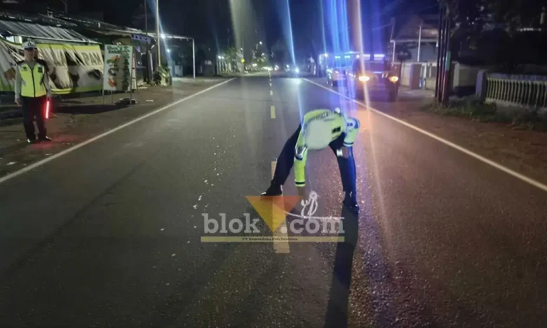 Polisi saat lakukan olah TKP lakalantas antara dua motor, di Jalan Raya Banyuwangi-Situbondo, yang mengakibatkan salah seorang korban tewas ditempat, satu lainya luka berat, Jum'at (1/5/2026)(foto: Blok-a.com/Kuryanto)