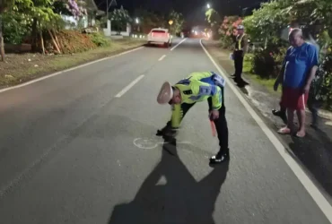 Polisi saat lakukan olah TKP lakalantas motor Happy kontra mobil Daihatsu Grandmax di Jalan Raya Nasional Banyuwangi-Jember, yang mengakibatkan satu korban meninggal dunia, Minggu (10/5/2026)(blok-a.com/Kuryanto)