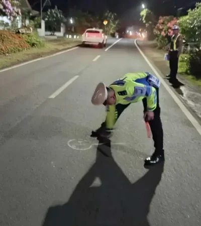 Polisi saat lakukan olah TKP lakalantas motor Happy kontra mobil Daihatsu Grandmax di Jalan Raya Nasional Banyuwangi-Jember, yang mengakibatkan satu korban meninggal dunia, Minggu (10/5/2026)(blok-a.com/Kuryanto)