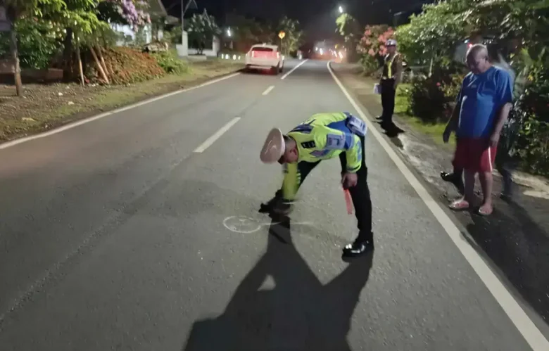 Polisi saat lakukan olah TKP lakalantas motor Happy kontra mobil Daihatsu Grandmax di Jalan Raya Nasional Banyuwangi-Jember, yang mengakibatkan satu korban meninggal dunia, Minggu (10/5/2026)(blok-a.com/Kuryanto)