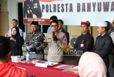 Polresta Banyuwangi, Kementerian Haji dan Umroh, serta Pemerintah Kabupaten Banyuwangi saat menggelar konferensi pers pengungkapan dugaan tindak pidana penyelenggaraan perjalanan ibadah umroh tanpa izin resmi, Selasa (19/5/2026) (foto: Blok-a.com/Kuryanto)