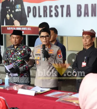 Polresta Banyuwangi, Kementerian Haji dan Umroh, serta Pemerintah Kabupaten Banyuwangi saat menggelar konferensi pers pengungkapan dugaan tindak pidana penyelenggaraan perjalanan ibadah umroh tanpa izin resmi, Selasa (19/5/2026) (foto: Blok-a.com/Kuryanto)