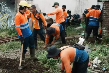 Proses penutupan perlintasan liar di Km 49±840 Sumberwadung - Glenmore, Banyuwangi, Selasa (19/5/2026) (foto: Dok. KAI)