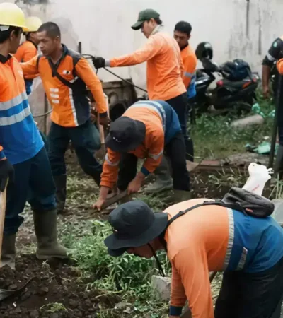 Proses penutupan perlintasan liar di Km 49±840 Sumberwadung - Glenmore, Banyuwangi, Selasa (19/5/2026) (foto: Dok. KAI)