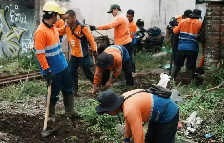 Proses penutupan perlintasan liar di Km 49±840 Sumberwadung - Glenmore, Banyuwangi, Selasa (19/5/2026) (foto: Dok. KAI)