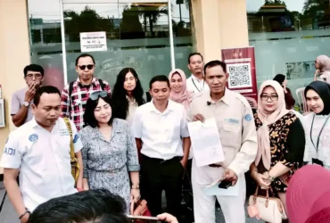Sebanyak 23 advokat Peradi Banyuwangi saat melaporkan aktivis Macan Blambangan, M. Yunus Wahyudi, ke Mapolresta Banyuwangi, Selasa (19/5/2026) (foto: istimewa)