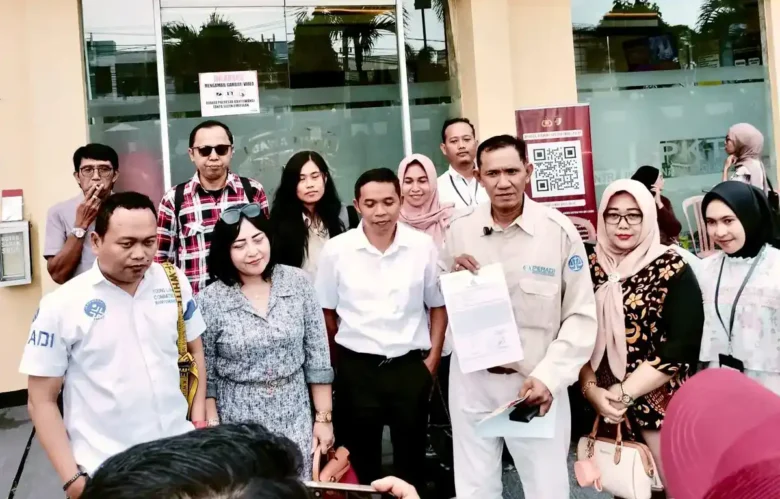 Sebanyak 23 advokat Peradi Banyuwangi saat melaporkan aktivis Macan Blambangan, M. Yunus Wahyudi, ke Mapolresta Banyuwangi, Selasa (19/5/2026) (foto: istimewa)