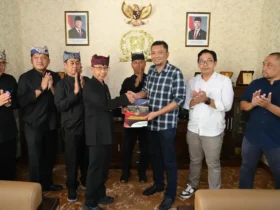 Sekretaris Daerah Banyuwangi Guntur Priambodo saat menyerahkan draf Raperda Trantibumlinmas kepada Ketua DPRD Banyuwangi I Made Cahyana Negara di Gedung DPRD. (foto: Istimewa)