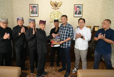 Sekretaris Daerah Banyuwangi Guntur Priambodo saat menyerahkan draf Raperda Trantibumlinmas kepada Ketua DPRD Banyuwangi I Made Cahyana Negara di Gedung DPRD. (foto: Istimewa)