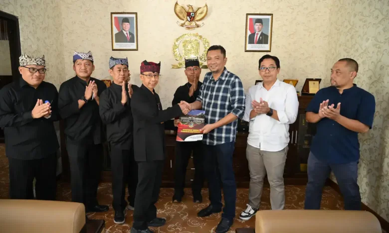 Sekretaris Daerah Banyuwangi Guntur Priambodo saat menyerahkan draf Raperda Trantibumlinmas kepada Ketua DPRD Banyuwangi I Made Cahyana Negara di Gedung DPRD. (foto: Istimewa)