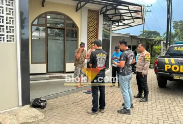 Unit Reskrim Polsek Glenmore saat lakukan olah TKP penemuan janin bayi laki-laki yang tergantung di toilet Mushola Nurul Huda, sekitar pukul 05.30 WIB, Selasa (12/5/2026) (foto: Blok-a.com/Kuryanto)