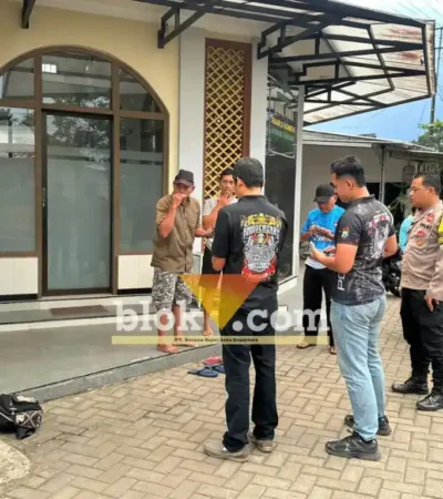 Unit Reskrim Polsek Glenmore saat lakukan olah TKP penemuan janin bayi laki-laki yang tergantung di toilet Mushola Nurul Huda, sekitar pukul 05.30 WIB, Selasa (12/5/2026) (foto: Blok-a.com/Kuryanto)