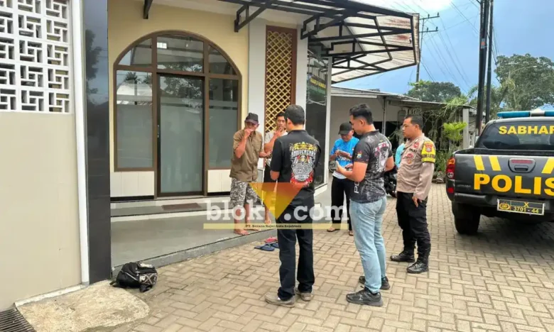 Unit Reskrim Polsek Glenmore saat lakukan olah TKP penemuan janin bayi laki-laki yang tergantung di toilet Mushola Nurul Huda, sekitar pukul 05.30 WIB, Selasa (12/5/2026) (foto: Blok-a.com/Kuryanto)