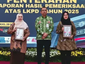 Caption : Wakil Ketua DPRD Banyuwangi, Hj. Siti Mafrochatin Ni’mah (kiri), mendampingi Bupati Ipuk Fiestiandani saat penyerahan LHP BPK atas LKPD Banyuwangi tahun 2025 (foto: istimewa)