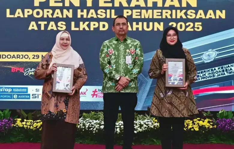 Caption : Wakil Ketua DPRD Banyuwangi, Hj. Siti Mafrochatin Ni’mah (kiri), mendampingi Bupati Ipuk Fiestiandani saat penyerahan LHP BPK atas LKPD Banyuwangi tahun 2025 (foto: istimewa)