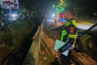 Piket lantas Polsek Wongsorejo, saat tunjukkan TKP truk boks Hino, yang alami laka tunggal di Jalan Nasional Banyuwangi–Situbondo, tepat di jembatan Kramasan, Desa Kecamatan Wongsorejo, Kamis (14/5/2026) (foto: dok Kanit lantas Polsek Wongsorejo)