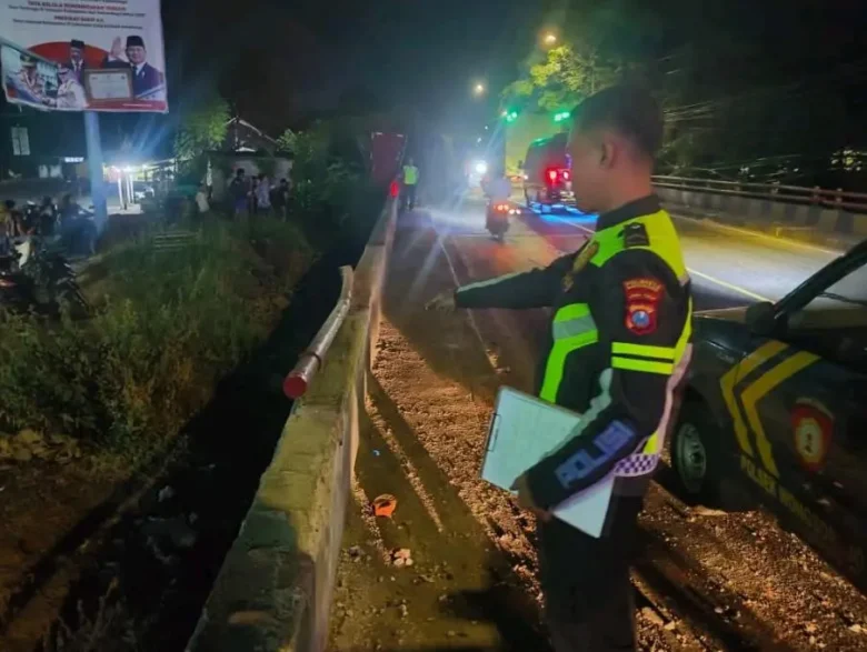 Piket lantas Polsek Wongsorejo, saat tunjukkan TKP truk boks Hino, yang alami laka tunggal di Jalan Nasional Banyuwangi–Situbondo, tepat di jembatan Kramasan, Desa Kecamatan Wongsorejo, Kamis (14/5/2026) (foto: dok Kanit lantas Polsek Wongsorejo)