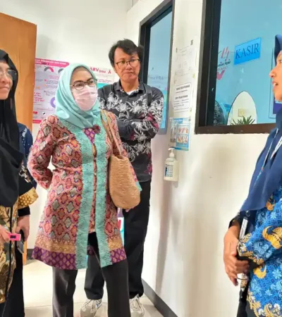 dr.Fitria E Briyanti, saat menjelaskan alur kedatangan pasien PTRM, Rabu (20/5/2026) (foto: Dok Humas RSUD)